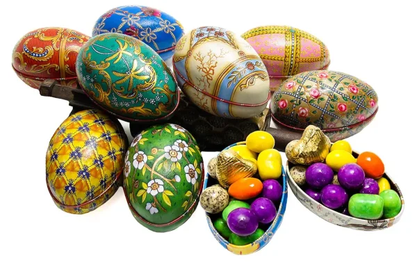 En samling av faberge egg i lekkert design. 2 åpne egg som viser innhold av påskegodt i påske farger.